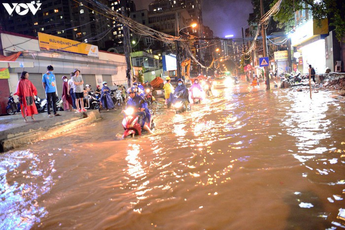 Mưa lớn, nhiều tuyến phố ở Hà Nội ngập sâu, hàng loạt xe chết máy - Ảnh 12