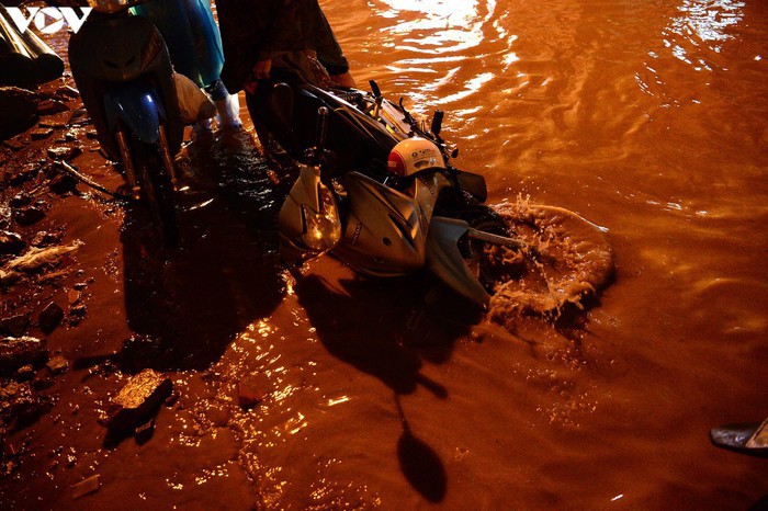 Mưa lớn, nhiều tuyến phố ở Hà Nội ngập sâu, hàng loạt xe chết máy - Ảnh 14