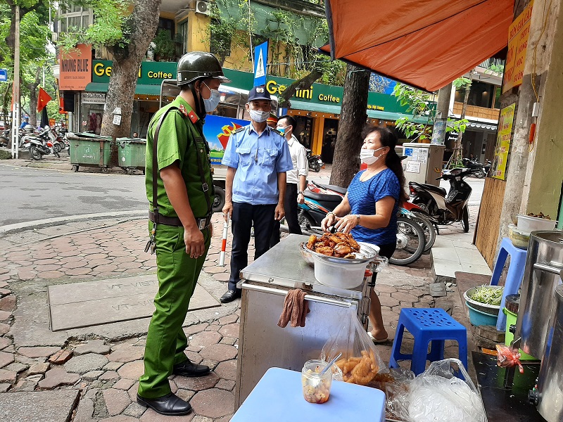 Quận Hai Bà Trưng: “Dồn lực” kiểm tra, nhắc nhở hộ kinh doanh thực hiện nghiêm Công điện khẩn về phòng chống dịch Covid-19 - Ảnh 5