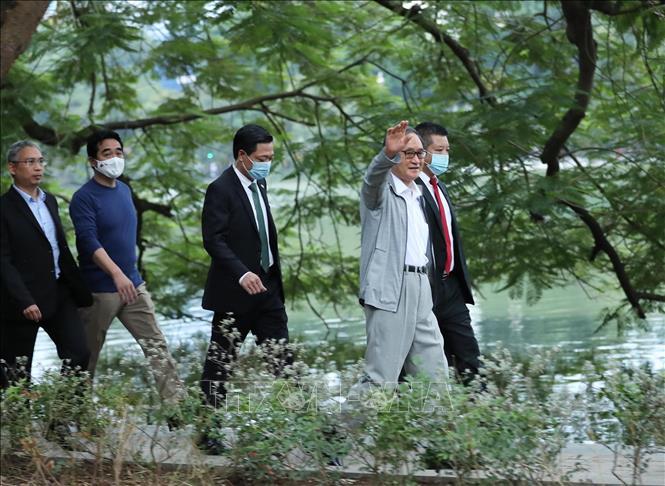 Thủ tướng Nhật Bản Suga Yoshihide đi dạo hồ Hoàn Kiếm - Ảnh 2