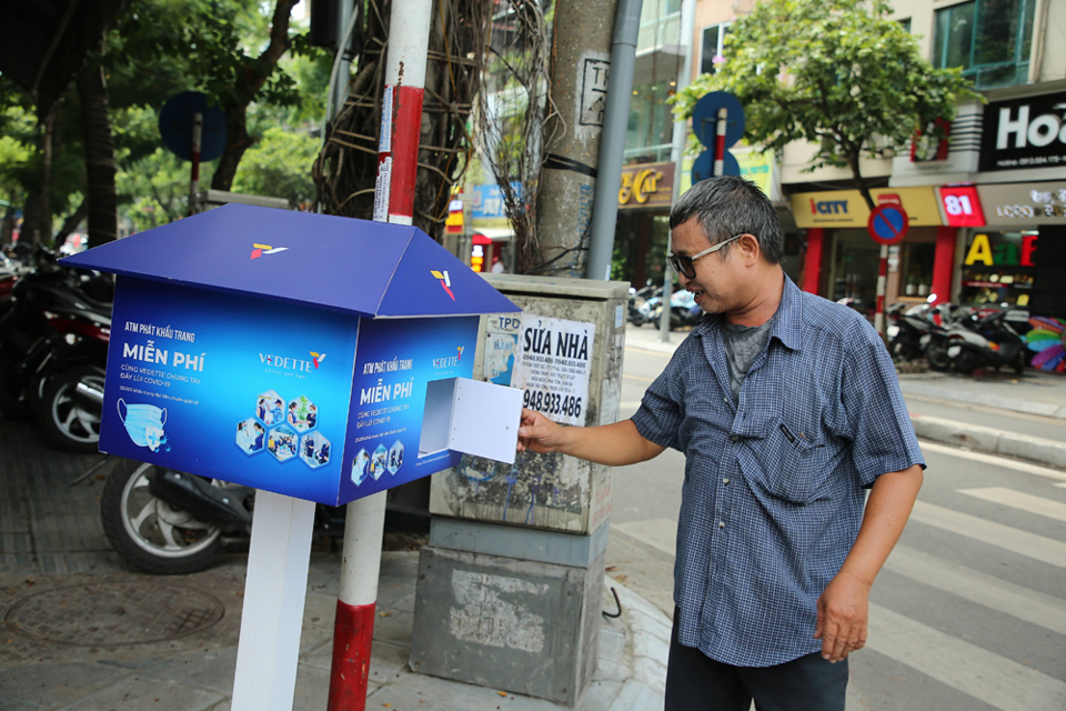 Cận cảnh ATM phát khẩu trang miễn phí cho người dân Hà Nội - Ảnh 9