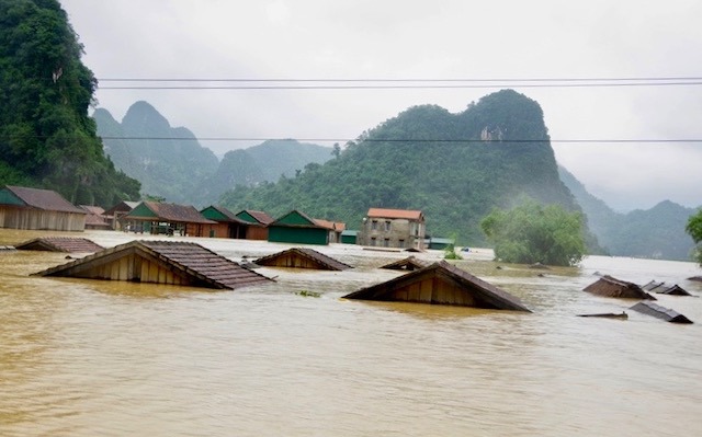 Mưa lũ lịch sử tại miền Trung: 20 người chết và mất tích, gần 33.400 nhà dân bị hư hỏng - Ảnh 1