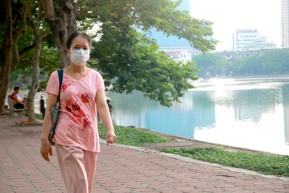 Hà Nội: Người dân đeo khẩu trang nơi công cộng - Phòng bệnh hơn chữa bệnh - Ảnh 8