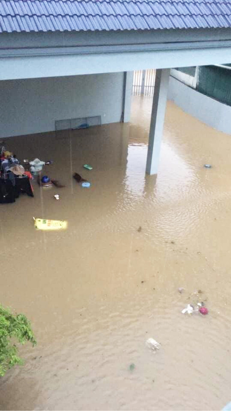 [Ảnh] Mưa lớn gây ngập lụt cục bộ tại nhiều điểm ở Hạ Long - Ảnh 3