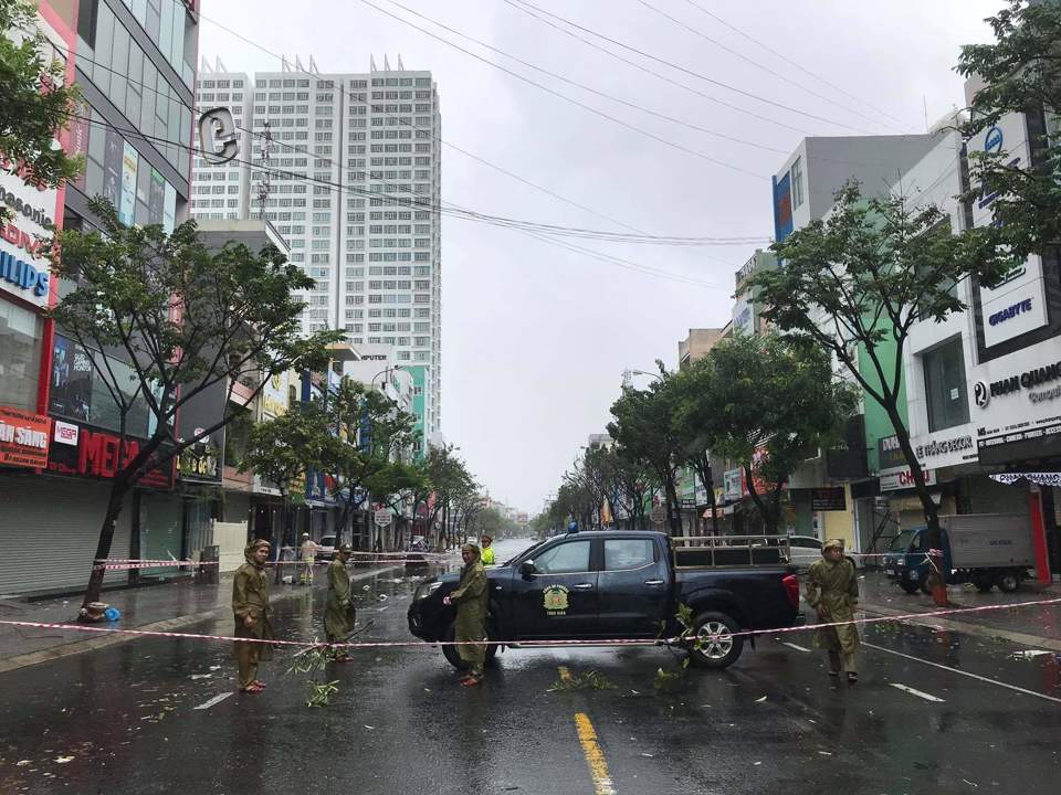 Bão hoành hành ở Quảng Nam- Quảng Ngãi, lũ lên nhanh, nguy cơ sạt lở lớn, nhiều người thương vong - Ảnh 30