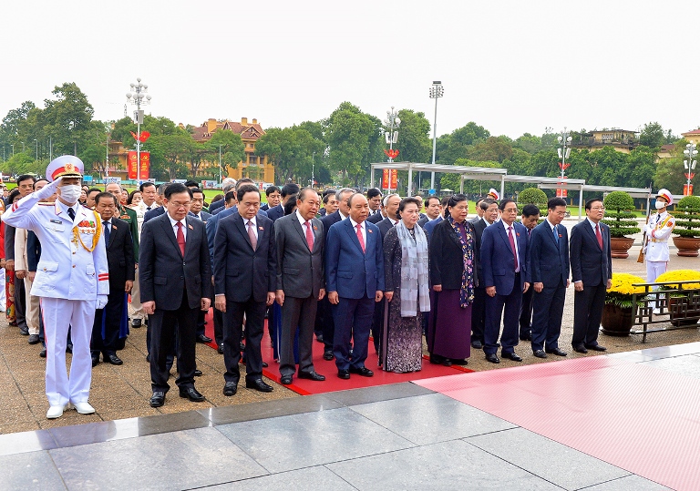Lãnh đạo Đảng và Nhà nước, đại biểu Quốc hội vào Lăng viếng Chủ tịch Hồ Chí Minh - Ảnh 2