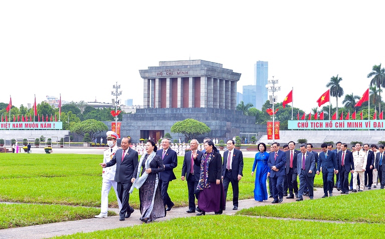Lãnh đạo Đảng và Nhà nước, đại biểu Quốc hội vào Lăng viếng Chủ tịch Hồ Chí Minh - Ảnh 3