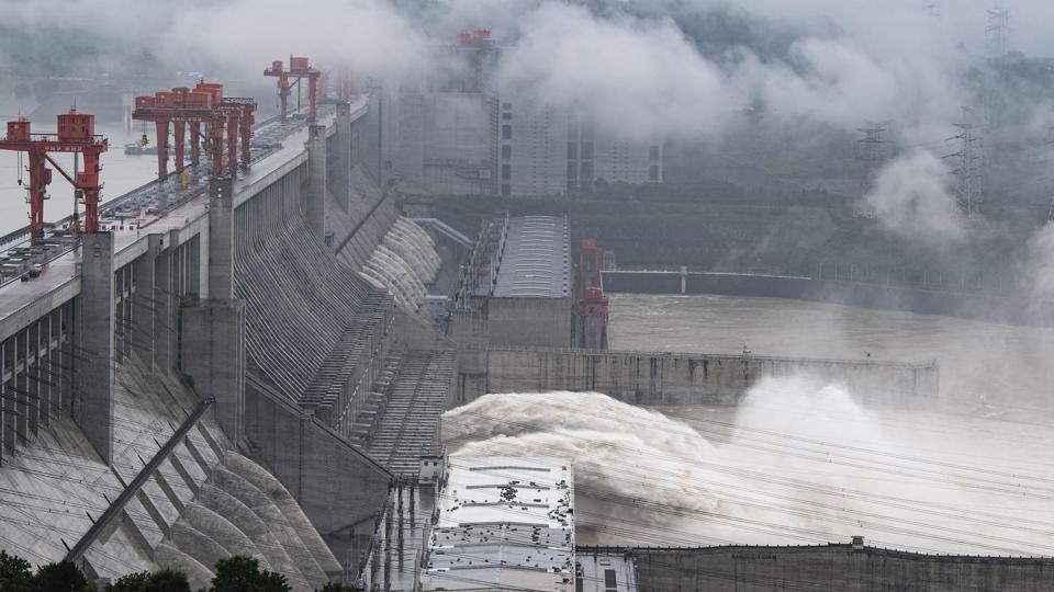 Lũ lụt Trung Quốc: 14 người chết trong 1 ngày, đập Tam Hiệp xả nước - Ảnh 1