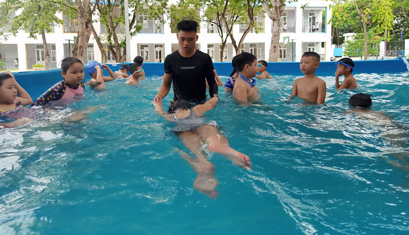 Dạy bơi cho học sinh quận Tây Hồ: Bảo đảm an toàn, nâng cao chất lượng - Ảnh 1