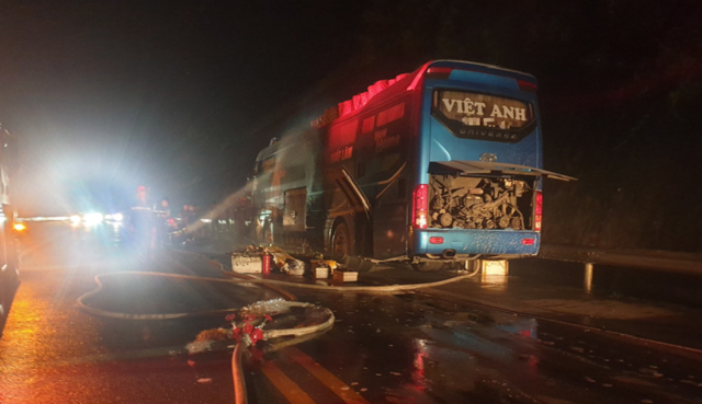 Tin tức tai nạn giao thông mới nhất hôm nay 26/8: Xe giường nằm bốc cháy dữ dội trên cao tốc - Ảnh 1
