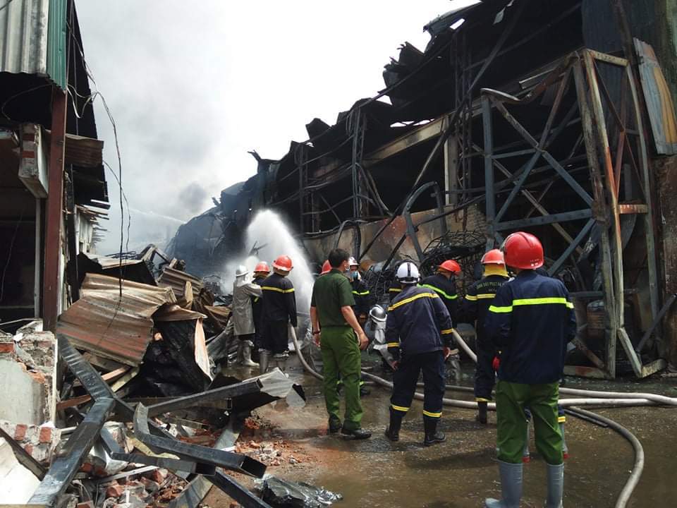 Đã khống chế đám cháy kho hàng ở cảng Đức Giang, quận Long Biên - Ảnh 6
