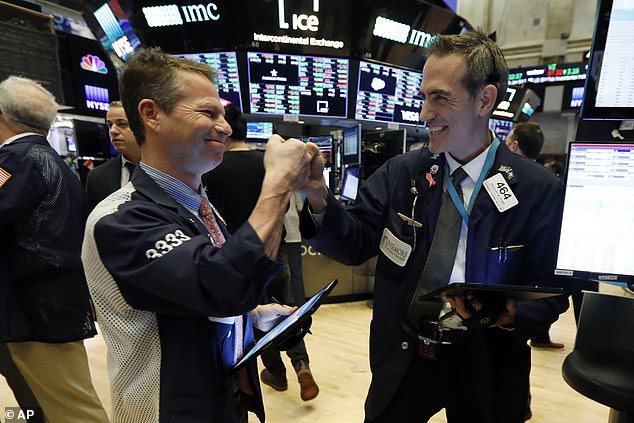Chứng khoán Mỹ lập kỷ lục, Dow Jones nhảy vọt 150 điểm - Ảnh 1