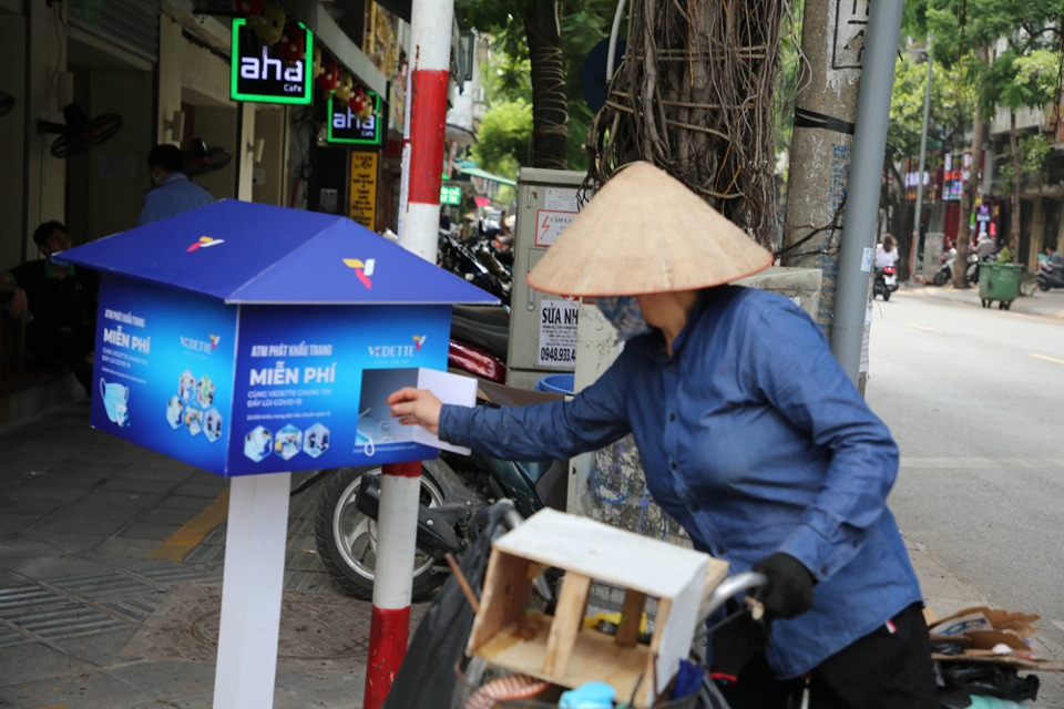 Cận cảnh ATM phát khẩu trang miễn phí cho người dân Hà Nội - Ảnh 10