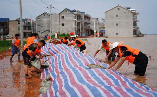 Trung Quốc áp dụng các biện pháp “thời chiến” đối phó lũ lụt nghiêm trọng - Ảnh 1