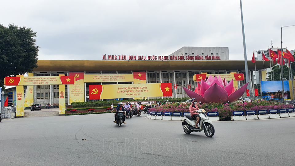 [Ảnh] Hà Nội rực rỡ cờ đỏ, pano chào mừng Đại hội đại biểu lần thứ XVII Đảng bộ thành phố - Ảnh 10