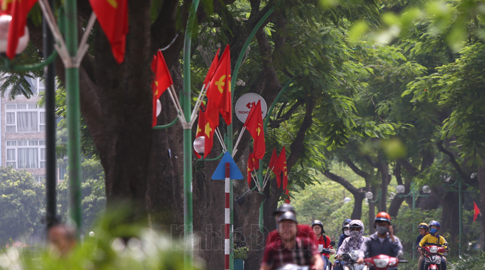 [Ảnh] Hà Nội rực rỡ cờ đỏ, pano chào mừng Đại hội đại biểu lần thứ XVII Đảng bộ thành phố - Ảnh 11