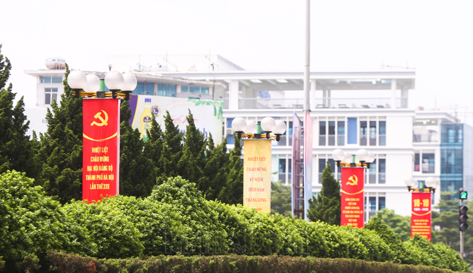 [Ảnh] Hà Nội rực rỡ cờ đỏ, pano chào mừng Đại hội đại biểu lần thứ XVII Đảng bộ thành phố - Ảnh 13
