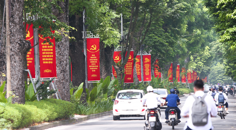 [Ảnh] Hà Nội rực rỡ cờ đỏ, pano chào mừng Đại hội đại biểu lần thứ XVII Đảng bộ thành phố - Ảnh 2