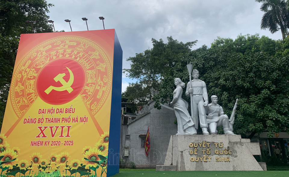 [Ảnh] Hà Nội rực rỡ cờ đỏ, pano chào mừng Đại hội đại biểu lần thứ XVII Đảng bộ thành phố - Ảnh 4