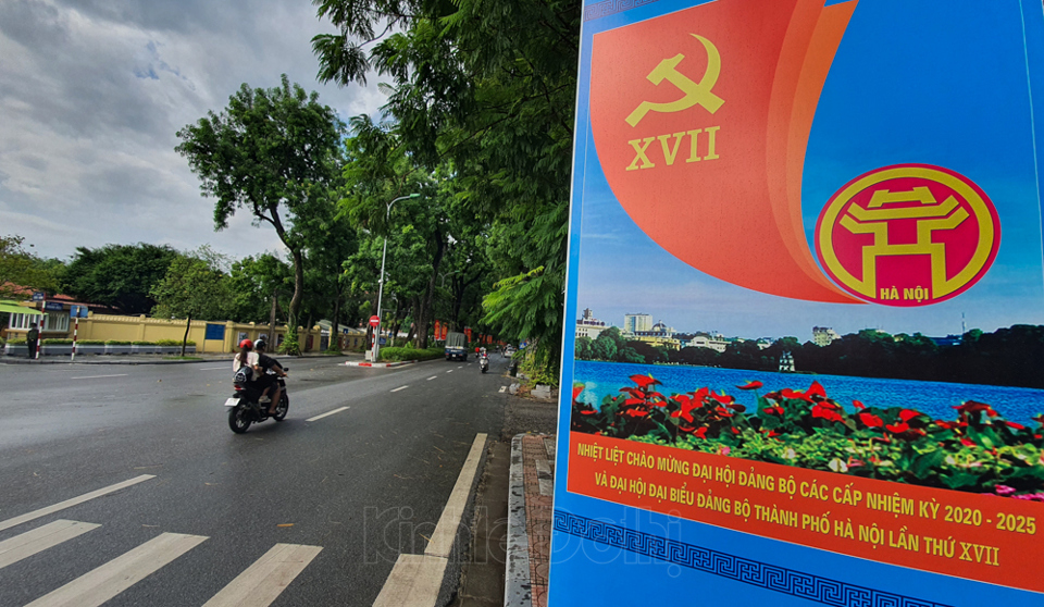 [Ảnh] Hà Nội rực rỡ cờ đỏ, pano chào mừng Đại hội đại biểu lần thứ XVII Đảng bộ thành phố - Ảnh 6