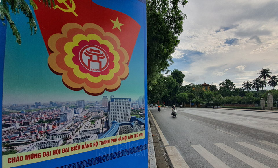 [Ảnh] Hà Nội rực rỡ cờ đỏ, pano chào mừng Đại hội đại biểu lần thứ XVII Đảng bộ thành phố - Ảnh 7