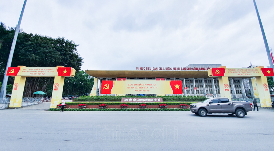 [Ảnh] Hà Nội rực rỡ cờ đỏ, pano chào mừng Đại hội đại biểu lần thứ XVII Đảng bộ thành phố - Ảnh 8