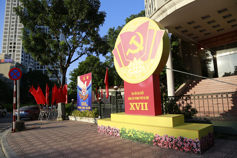 [Ảnh] Hà Nội rực rỡ cờ đỏ, pano chào mừng Đại hội đại biểu lần thứ XVII Đảng bộ thành phố - Ảnh 14