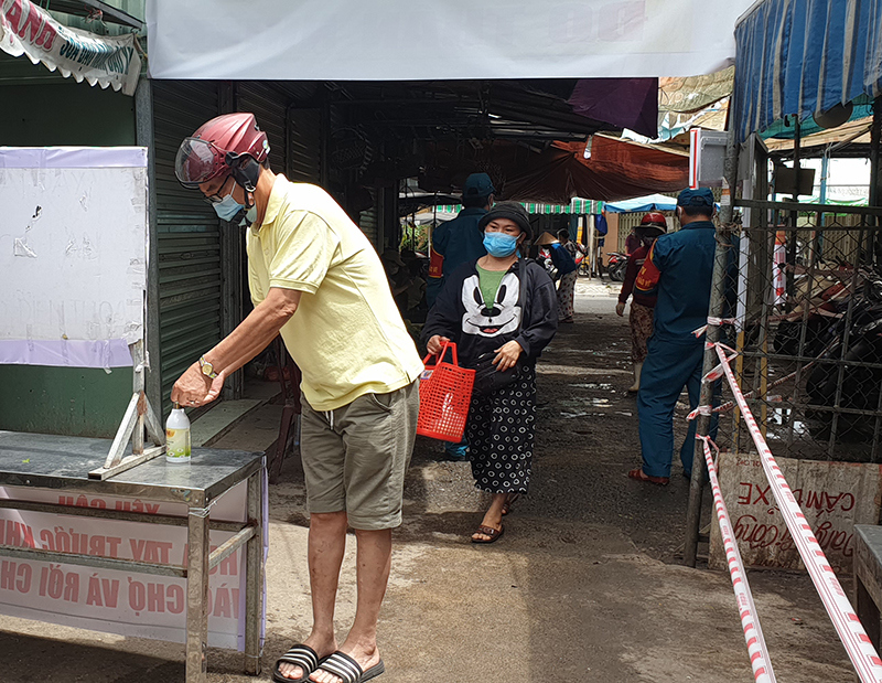 [Ảnh] Đi chợ giữa mùa dịch Covid-19 ở Đà Nẵng - Ảnh 2