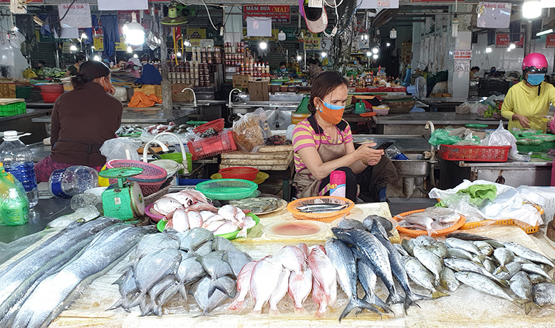 [Ảnh] Đi chợ giữa mùa dịch Covid-19 ở Đà Nẵng - Ảnh 7