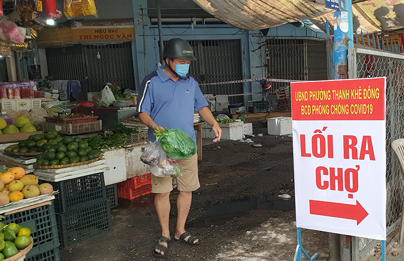 [Ảnh] Đi chợ giữa mùa dịch Covid-19 ở Đà Nẵng - Ảnh 8