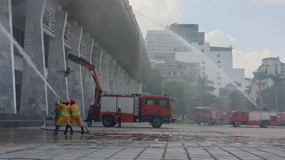 Cháy giả định ở Cung Hữu nghị Việt - Xô khi có 500 khách, cảnh sát cứu nhiều người mắc kẹt - Ảnh 5