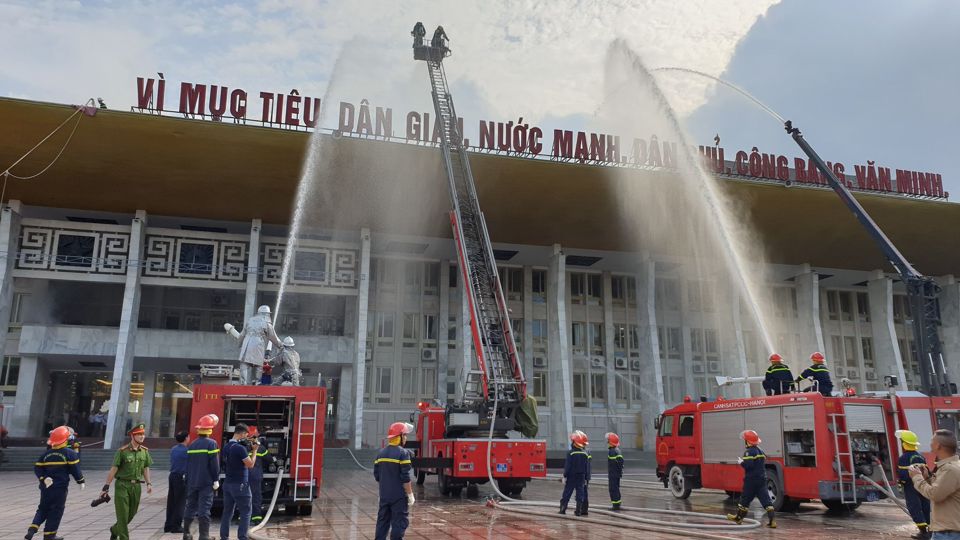 Cháy giả định ở Cung Hữu nghị Việt - Xô khi có 500 khách, cảnh sát cứu nhiều người mắc kẹt - Ảnh 7