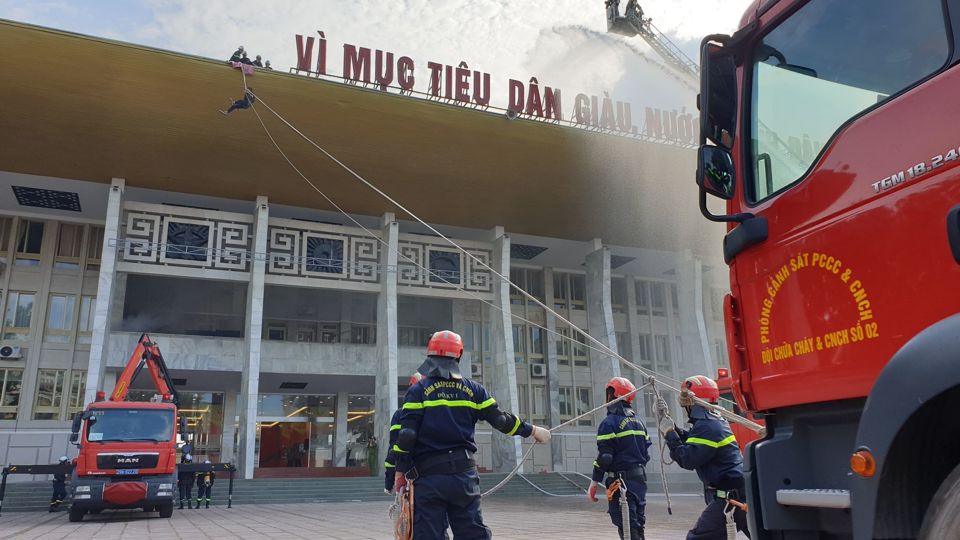 Cháy giả định ở Cung Hữu nghị Việt - Xô khi có 500 khách, cảnh sát cứu nhiều người mắc kẹt - Ảnh 8