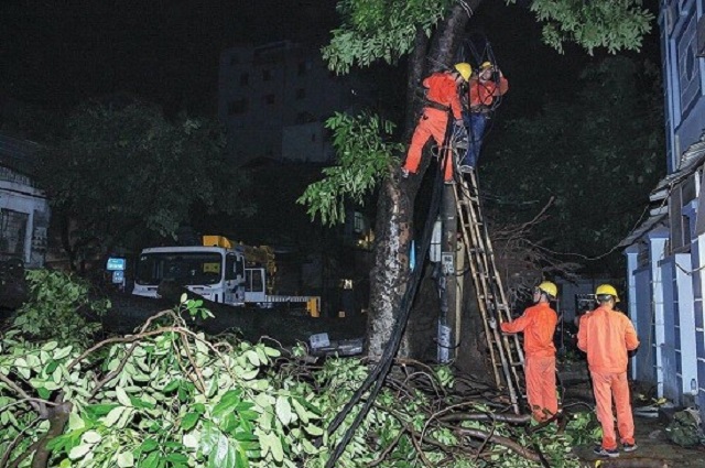 Bão số 6 đã khiến hơn 100.000 khách hàng ở Quảng Ngãi bị mất điện - Ảnh 1