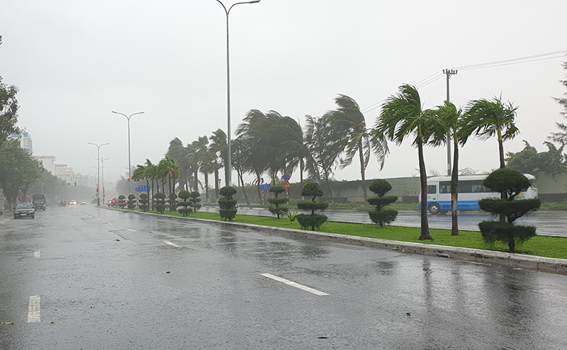 Đà Nẵng: Mưa to gió lớn khiến 3 người mất tích, đường phố ngập nước - Ảnh 1