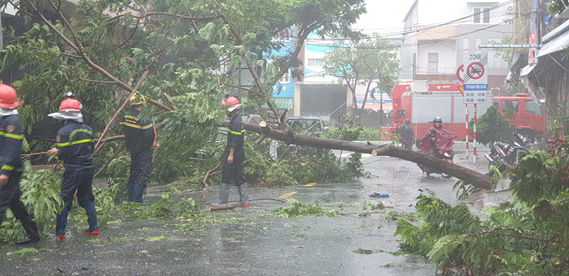 Đà Nẵng: Mưa to gió lớn khiến 3 người mất tích, đường phố ngập nước - Ảnh 5