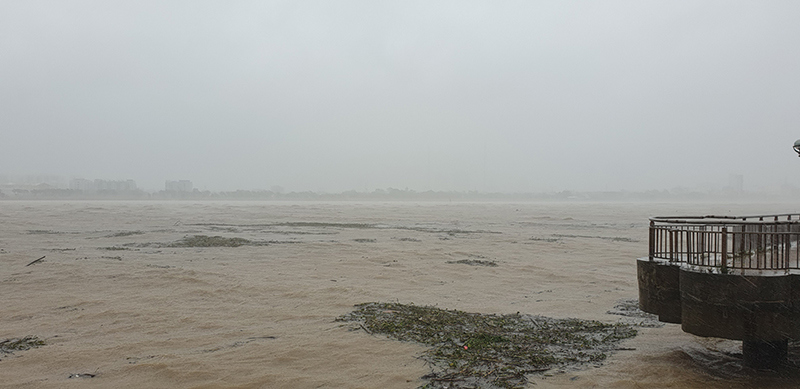 Đà Nẵng: Mưa to gió lớn khiến 3 người mất tích, đường phố ngập nước - Ảnh 8