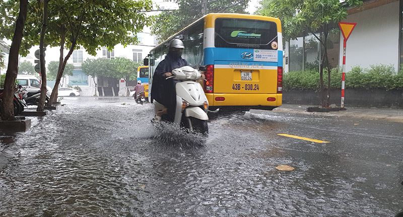 Đà Nẵng: Mưa to gió lớn khiến 3 người mất tích, đường phố ngập nước - Ảnh 3