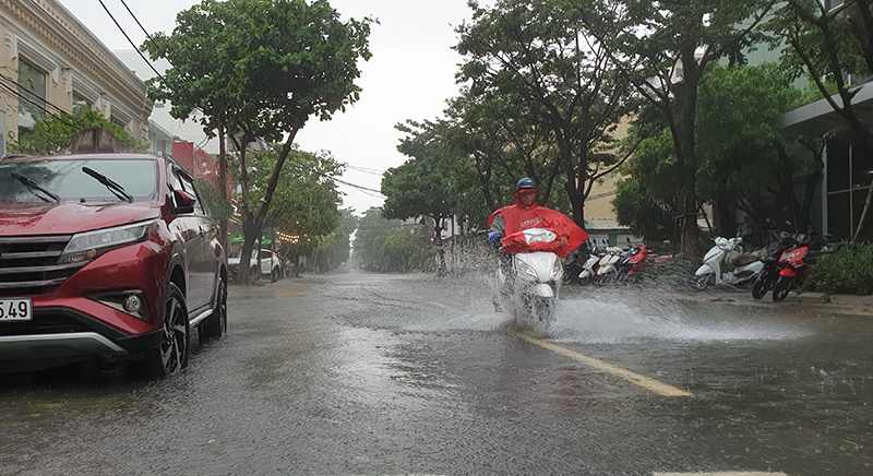 Đà Nẵng: Mưa to gió lớn khiến 3 người mất tích, đường phố ngập nước - Ảnh 4