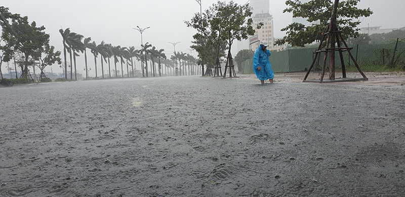 Đà Nẵng: Mưa to gió lớn khiến 3 người mất tích, đường phố ngập nước - Ảnh 2