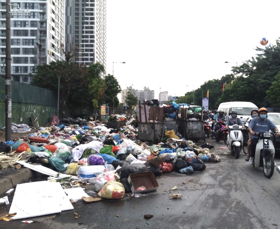 Hà Nội: Điểm tập kết rác cản trở giao thông tại đường Đỗ Đức Dục - Ảnh 1