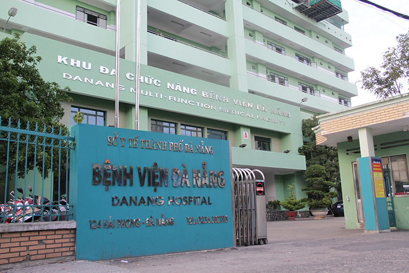 Bệnh viện Đà Nẵng dỡ cách ly sau gần 1 tháng, y bác sĩ vỡ òa niềm vui - Ảnh 7