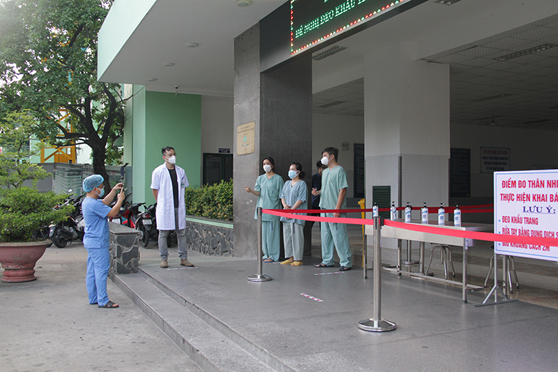 Bệnh viện Đà Nẵng dỡ cách ly sau gần 1 tháng, y bác sĩ vỡ òa niềm vui - Ảnh 5