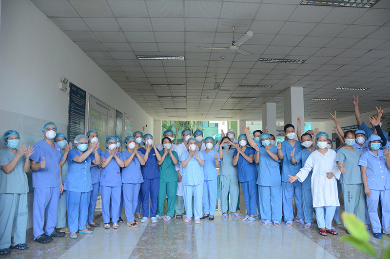 Bệnh viện Đà Nẵng dỡ cách ly sau gần 1 tháng, y bác sĩ vỡ òa niềm vui - Ảnh 4