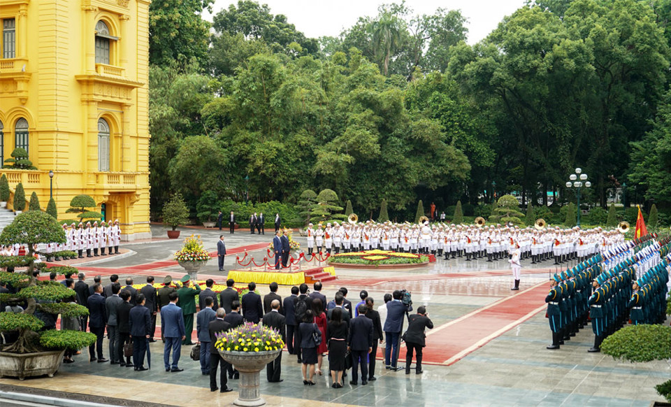 Thủ tướng Nguyễn Xuân Phúc chủ trì lễ đón chính thức Thủ tướng Nhật Bản Suga Yoshihide - Ảnh 1
