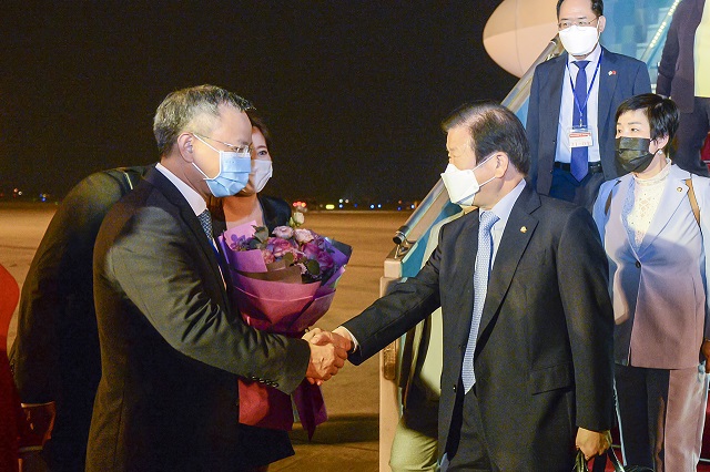 Chủ tịch Quốc hội Hàn Quốc đến Hà Nội, bắt đầu chuyến thăm chính thức Việt Nam - Ảnh 1