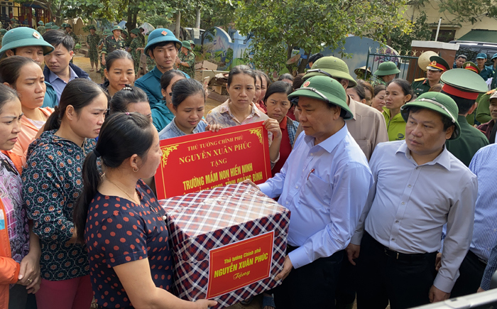 Thủ tướng Chính phủ Nguyễn Xuân Phúc: Sớm ổn định cuộc sống cho đồng bào vùng lũ - Ảnh 1
