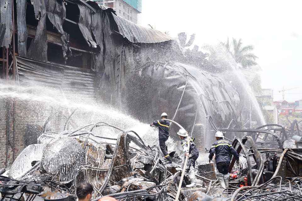 Có hiện tượng rò rỉ hóa chất ra ngoài sau vụ cháy ở Cảng Đức Giang, quận Long Biên - Ảnh 1