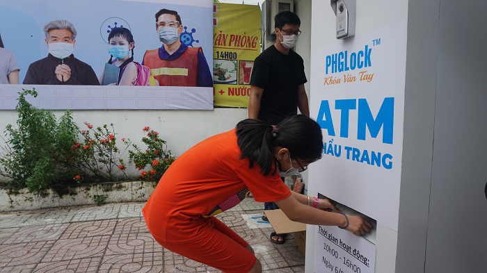 Cận cảnh “ATM” khẩu trang phát miễn phí cho người nghèo tại TP Hồ Chí Minh - Ảnh 4