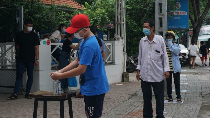 Cận cảnh “ATM” khẩu trang phát miễn phí cho người nghèo tại TP Hồ Chí Minh - Ảnh 2
